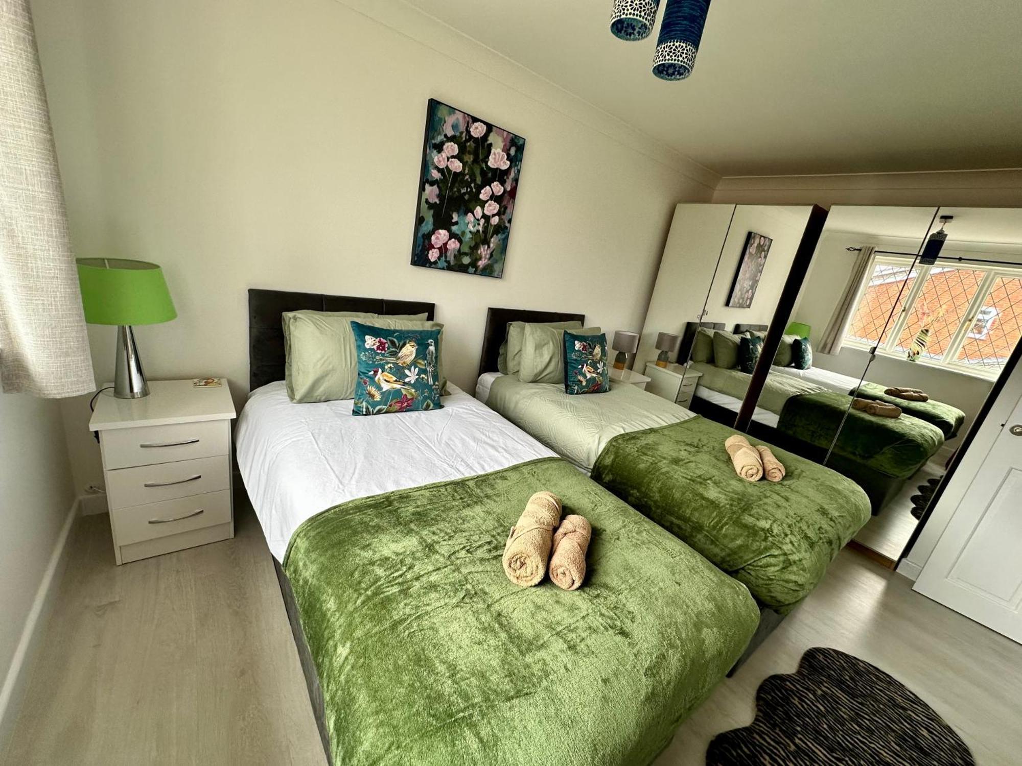 Beautiful House In South Cambridge, 14-Min Drive To The City Centre, Free Parking, No Sofabeds, Sleeps 6 外观 照片